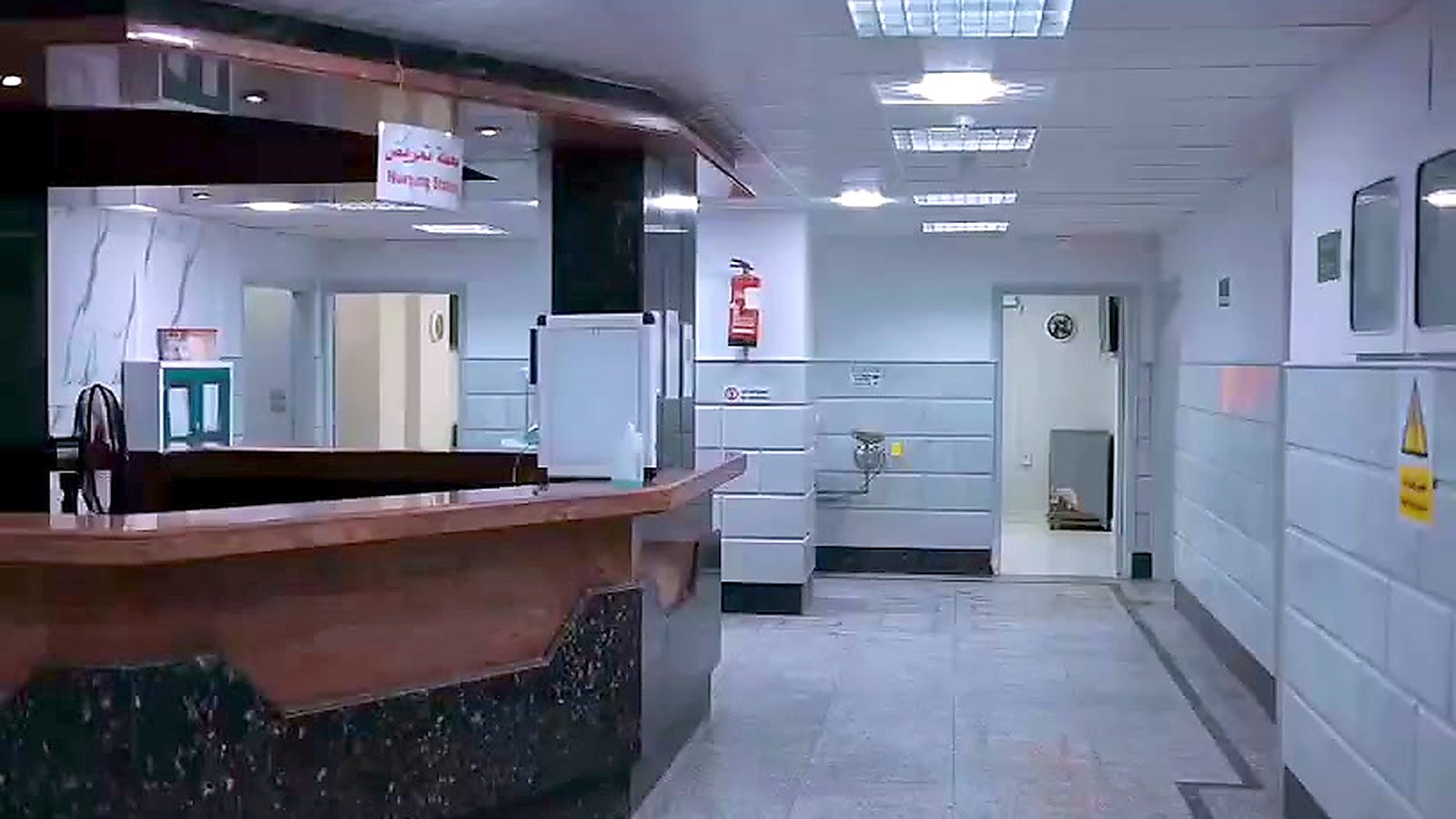محطة التمريض والممر المؤدي إلى غرف المرضى