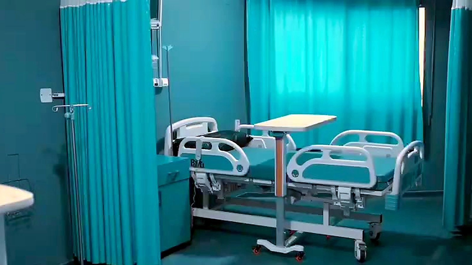 قسم الرعاية والعزل: أسرّة طبية قابلة للتعديل مفصولة بستائر